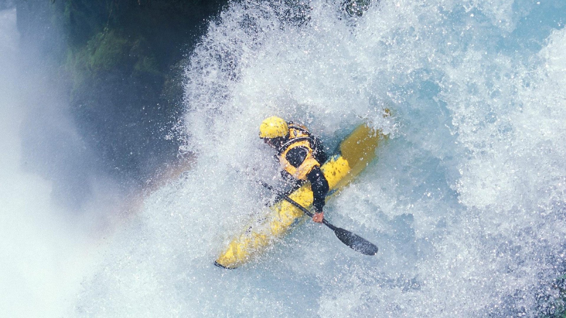 “沿海飙风:海岸线上的极速竞赛”,沿海岸线奔跑